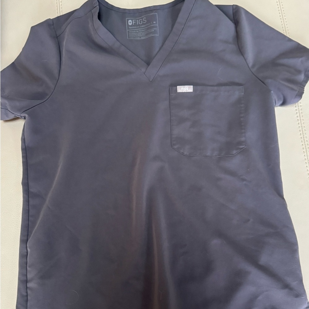Medium Figs scrub top in charcoal